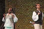 Ivan Zwarik als Háraschta, der Landstreicher (li.), Heinz-Daniel Makra als Förster (©Foto: Martin Schmitz)